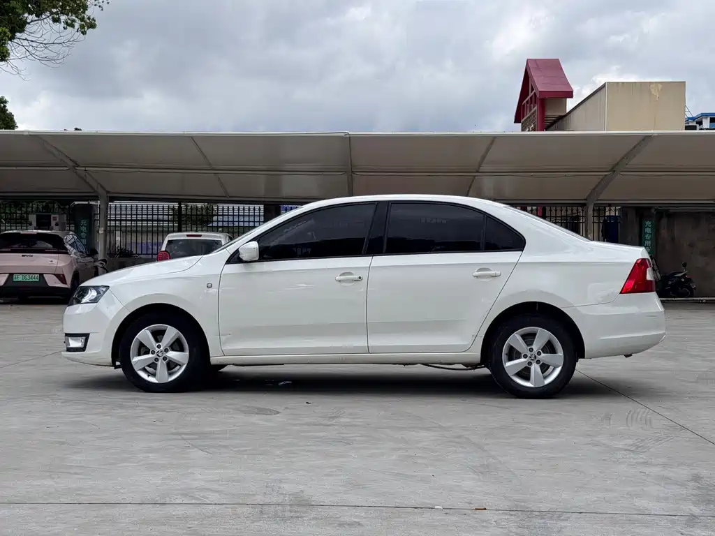 Skoda Rapid — миниатюра 4