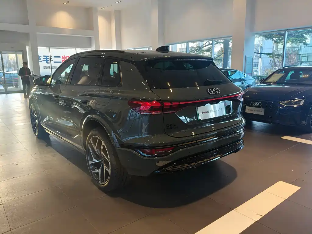AUDI Q6L E TRON