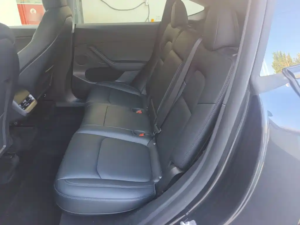 Tesla Model Y — миниатюра 17