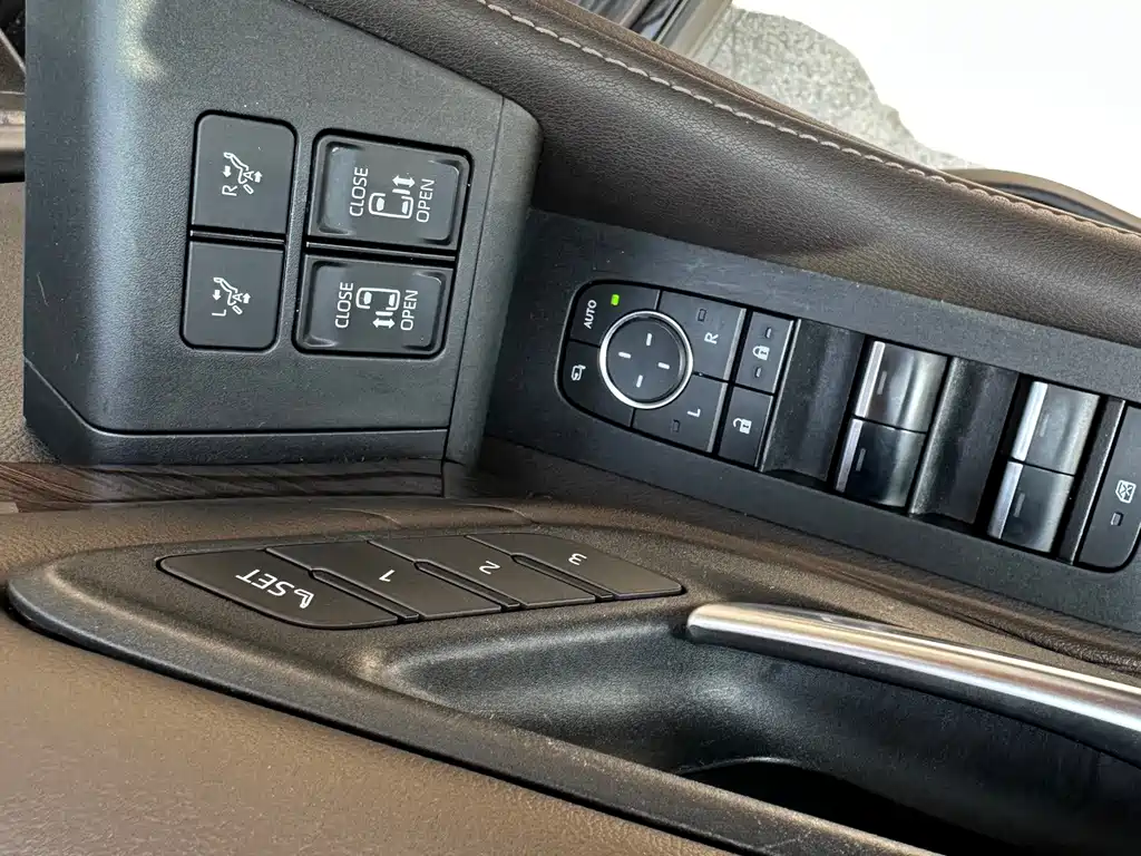 Toyota Alphard — миниатюра 11