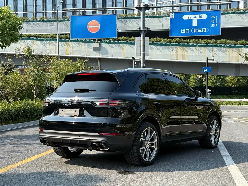 Porsche Cayenne — миниатюра 6