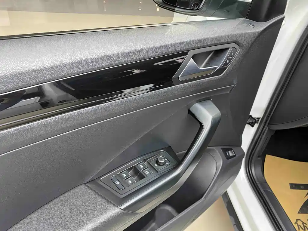 Volkswagen T-Roc — миниатюра 4