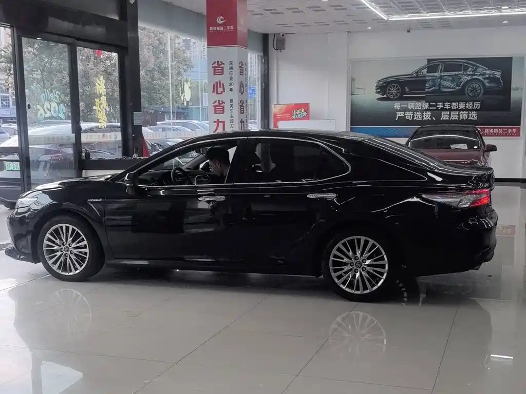 Toyota Camry — миниатюра 3
