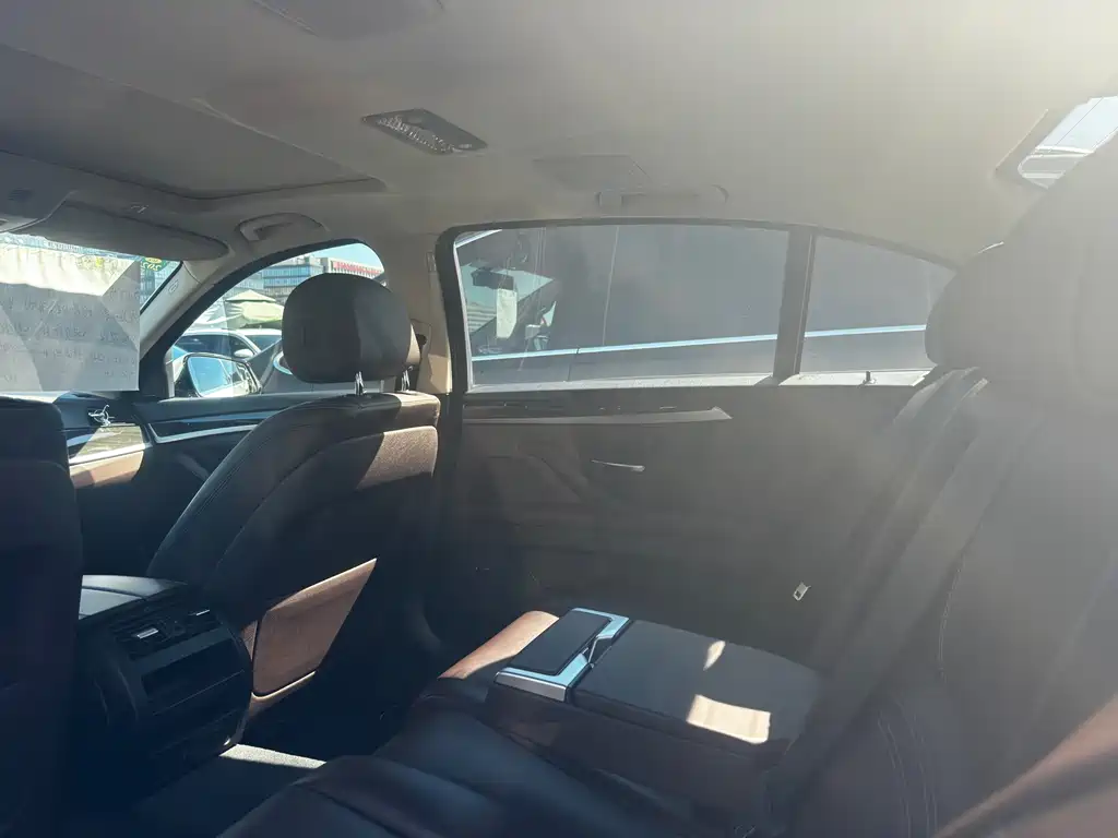 BMW 5 Series — миниатюра 6