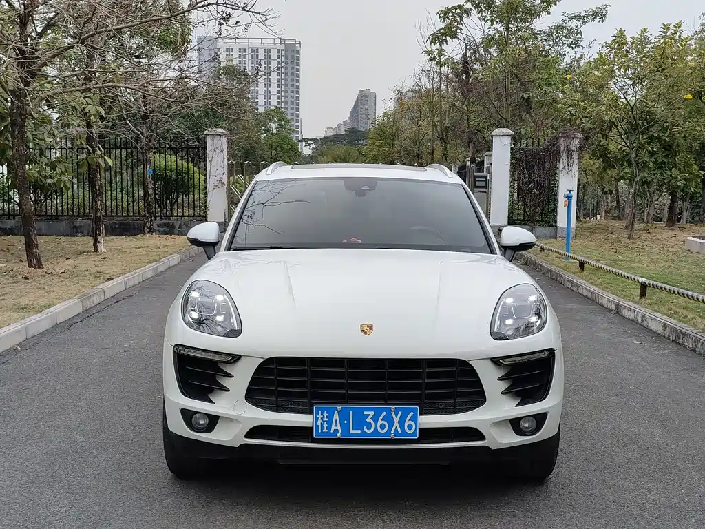 PORSCHE MACAN