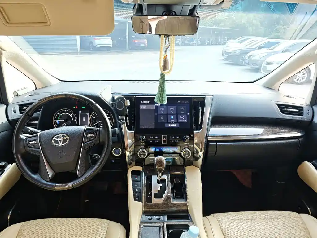 Toyota Alphard — миниатюра 8