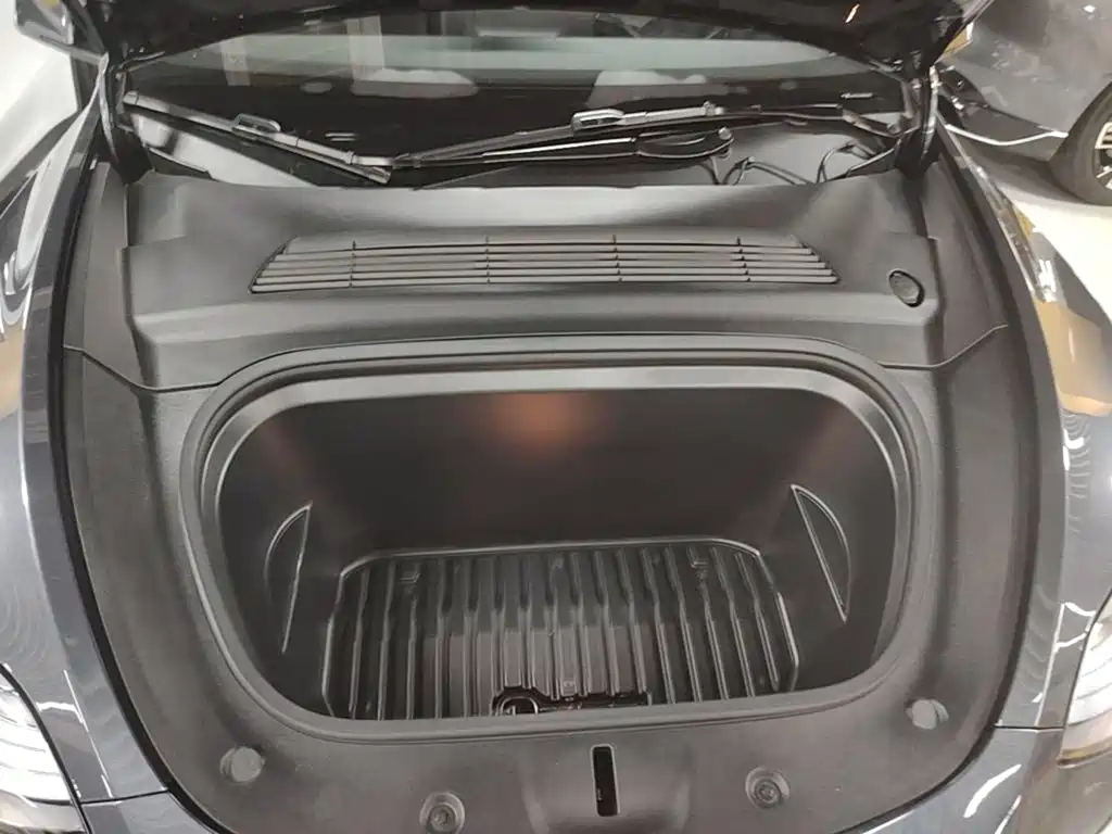 Tesla Model Y — миниатюра 20