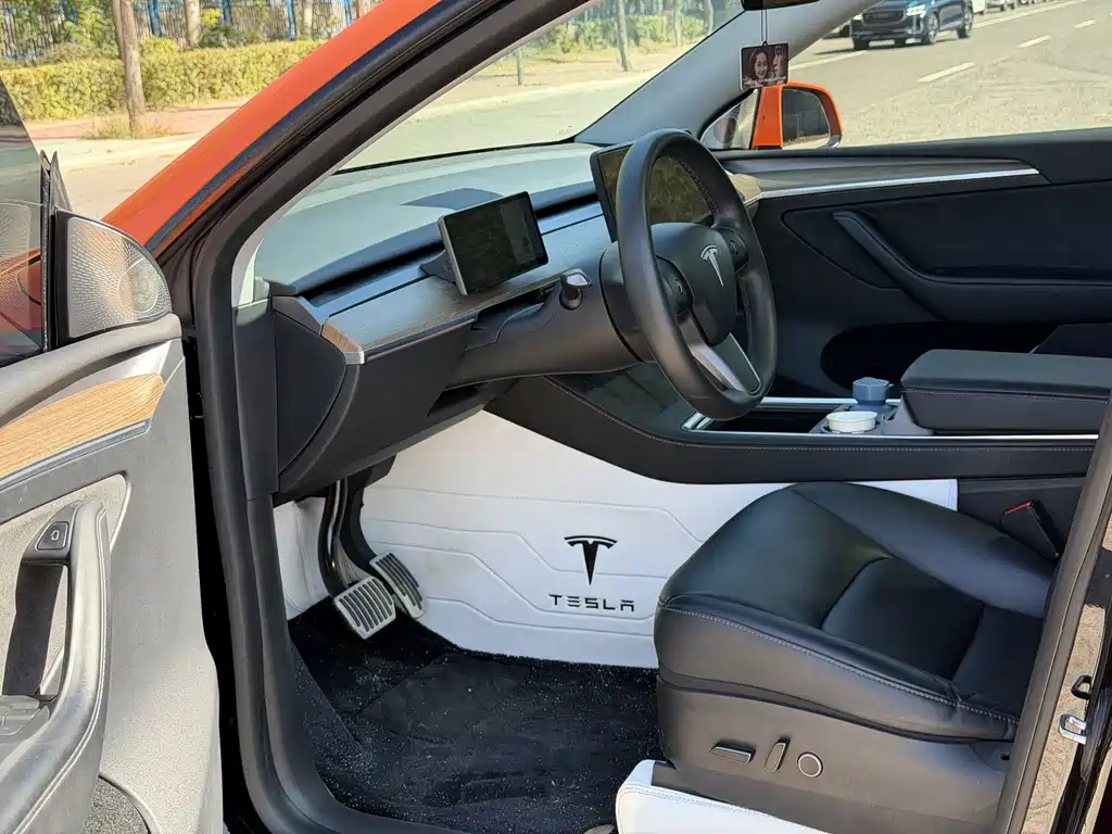 Tesla Model Y — миниатюра 9