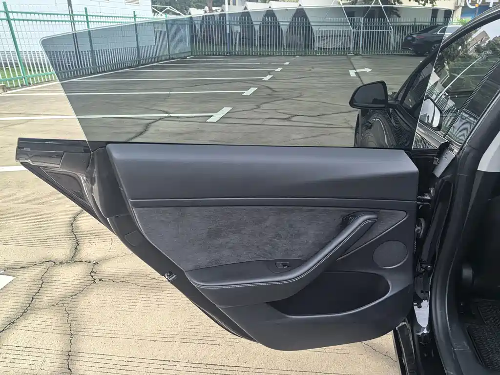 Tesla Model 3 — миниатюра 27