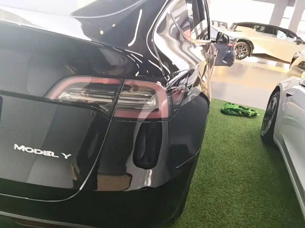 Tesla Model Y — миниатюра 8