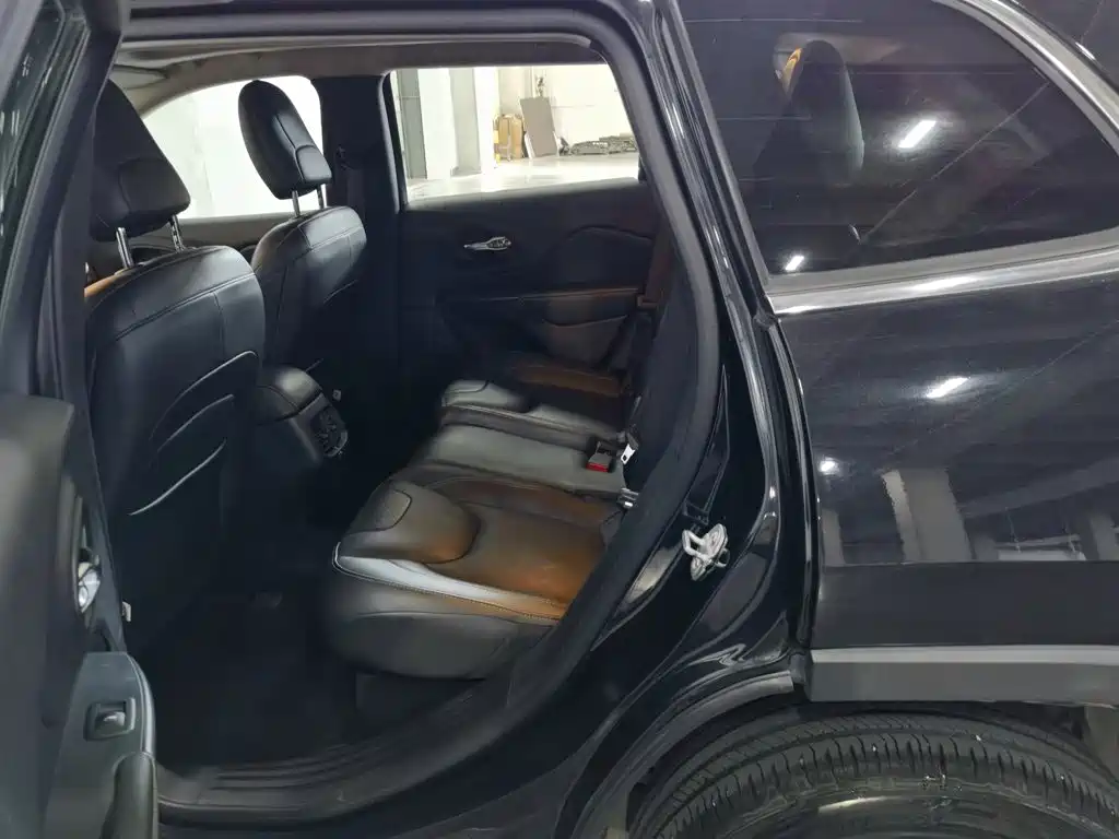 Jeep Cherokee — миниатюра 15