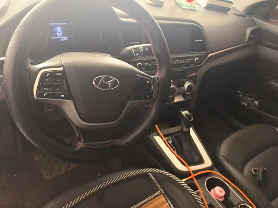Hyundai Elantra — миниатюра 12