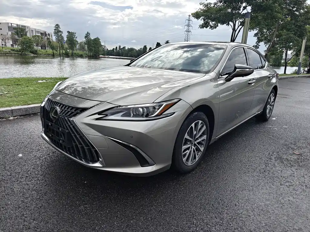 Lexus ES 2024