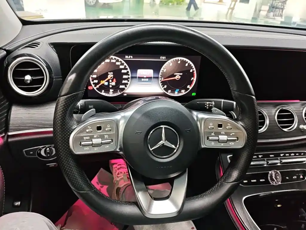 Mercedes-Benz E-Class — миниатюра 11