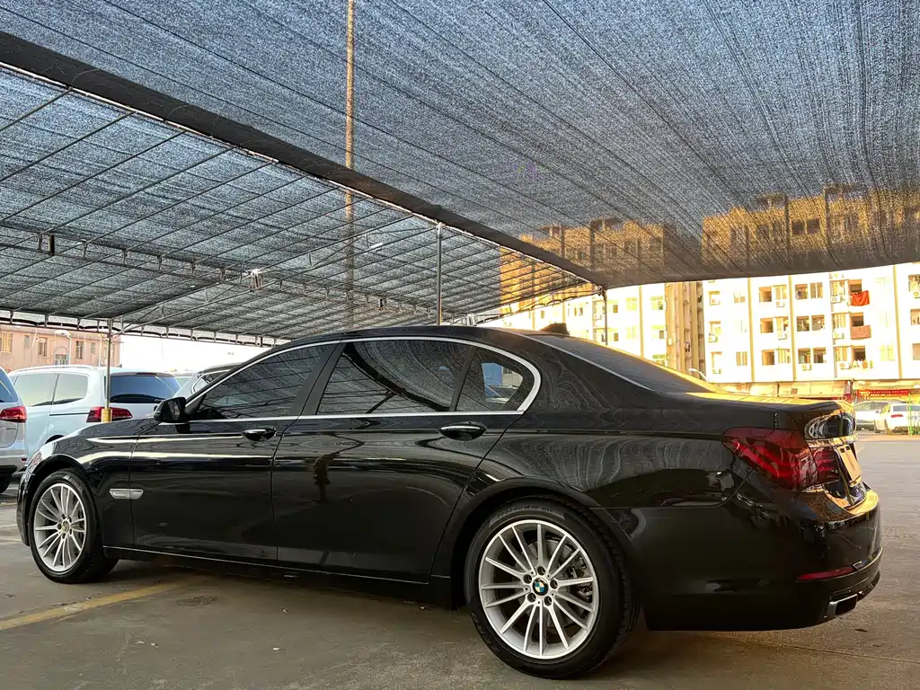 BMW 7 Series — миниатюра 5