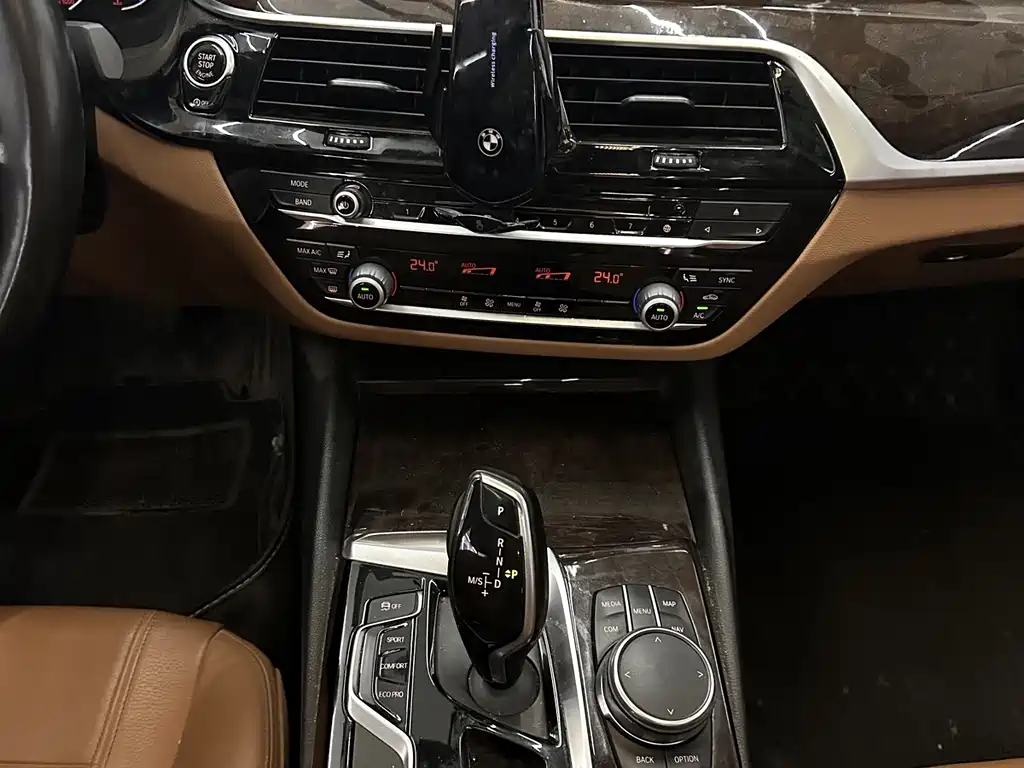 BMW 5 Series — миниатюра 7