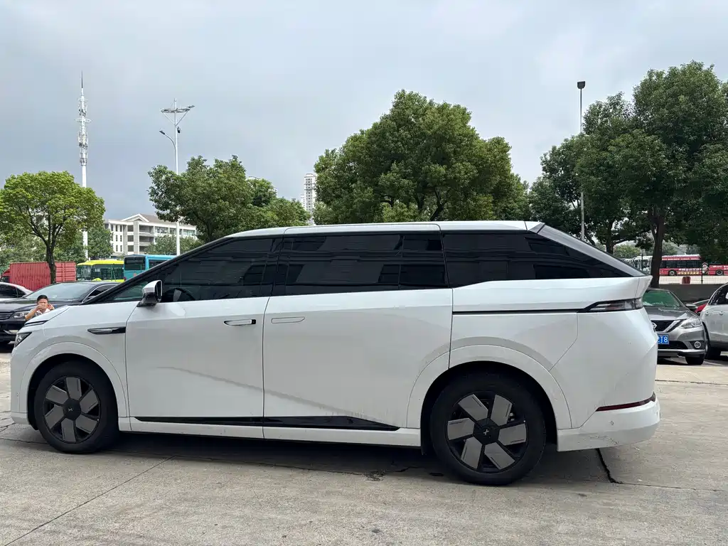 XPeng X9 — миниатюра 8