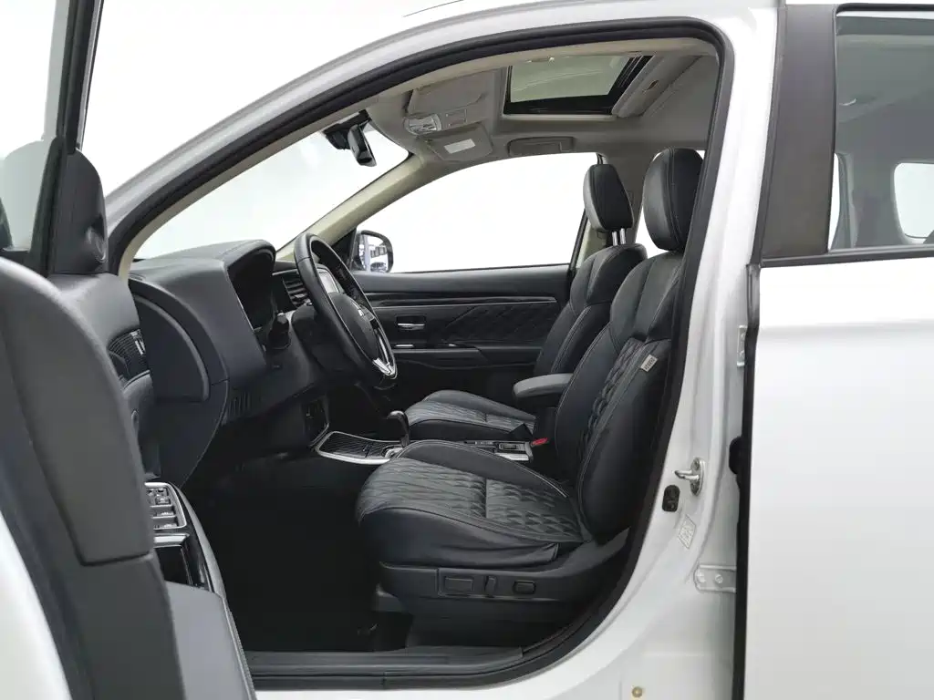Mitsubishi Outlander — миниатюра 10
