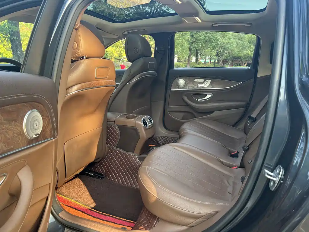 Mercedes-Benz E-Class — миниатюра 12