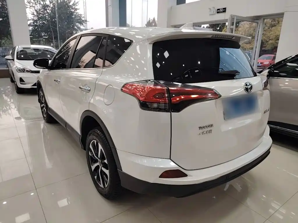 Toyota RAV4 — миниатюра 5