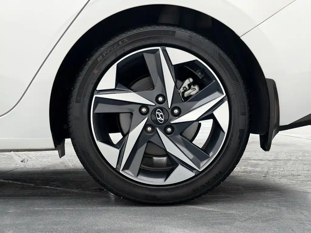 Hyundai Elantra — миниатюра 12