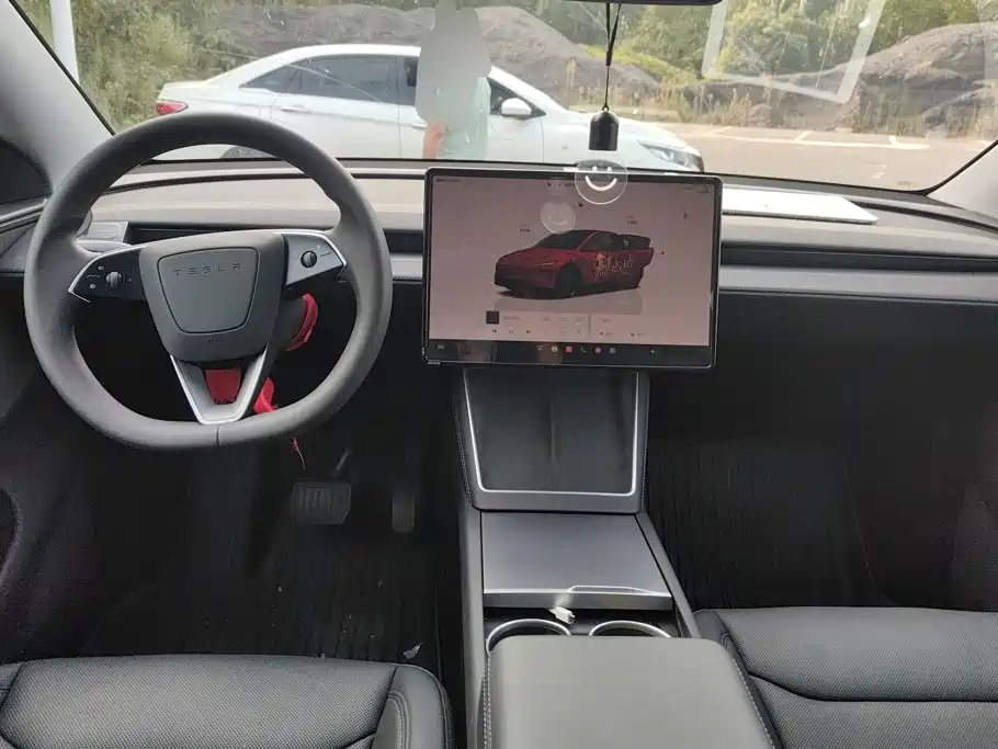 Tesla Model Y — миниатюра 12