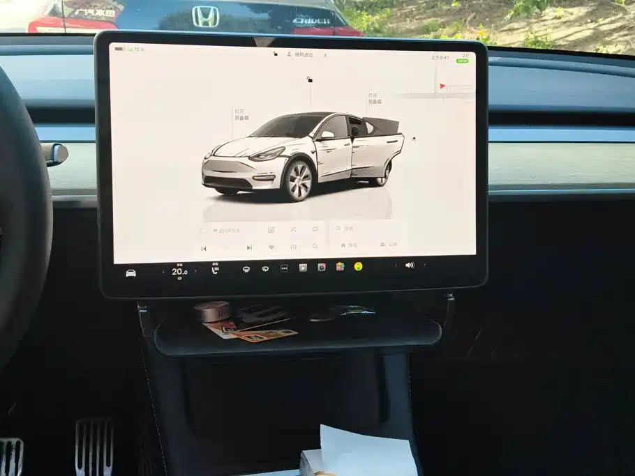 Tesla Model Y — миниатюра 13