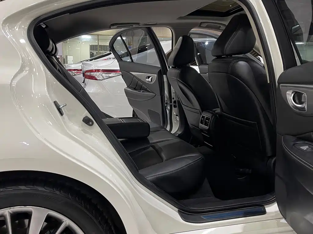 INFINITI Q50L