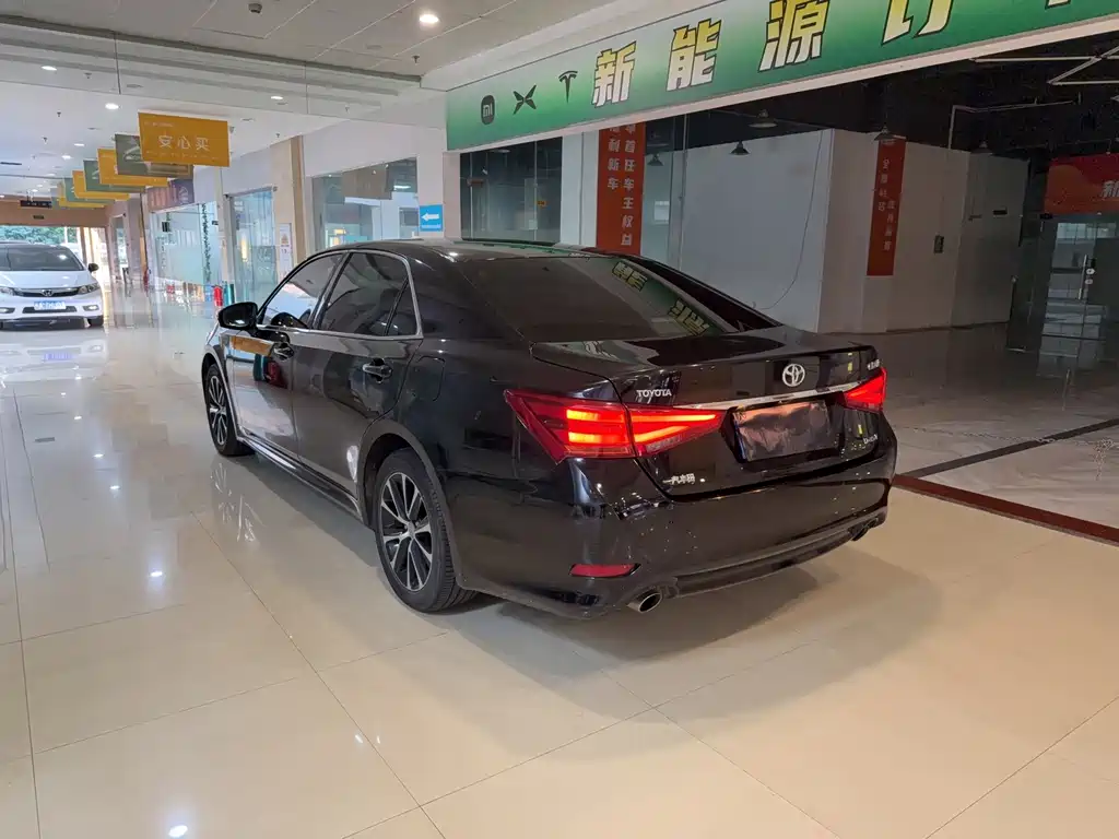 Toyota Crown — миниатюра 3