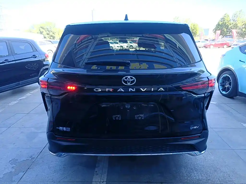Toyota Granvia — миниатюра 6