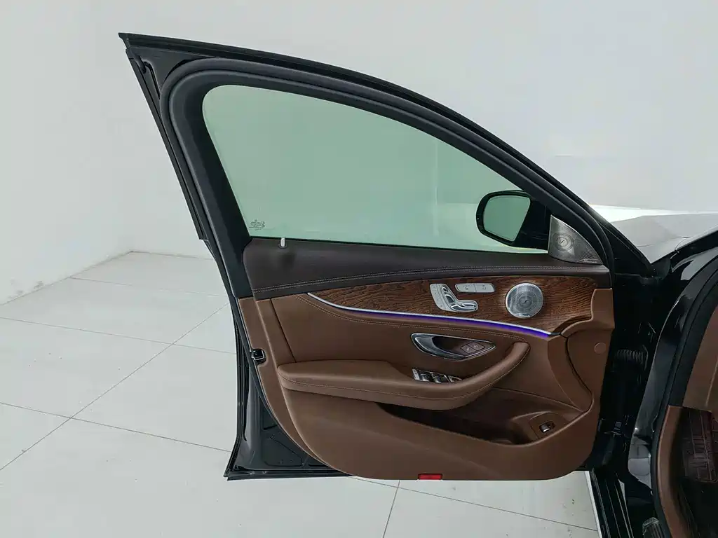 Mercedes-Benz E-Class — миниатюра 10