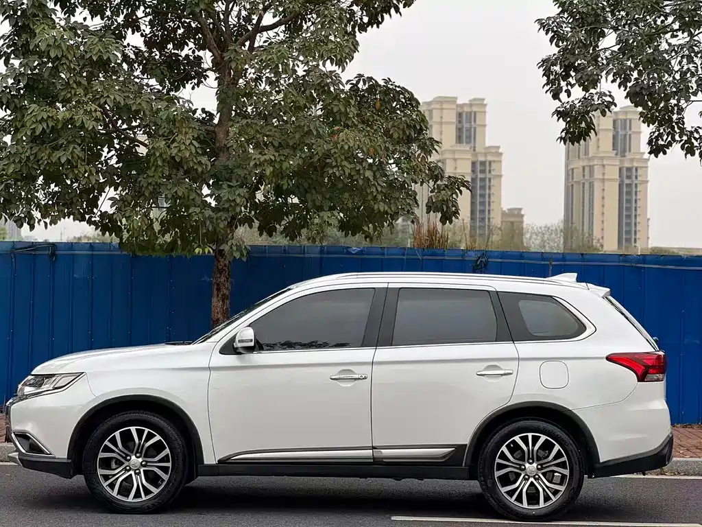 MITSUBISHI OUTLANDER