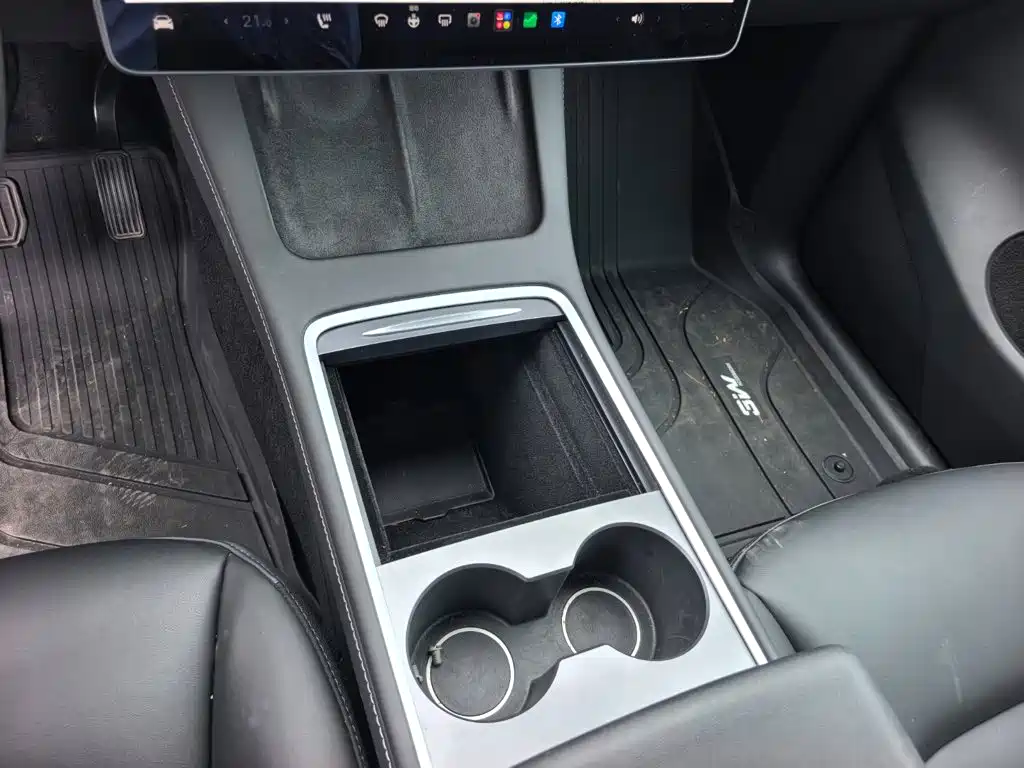 Tesla Model Y — миниатюра 15