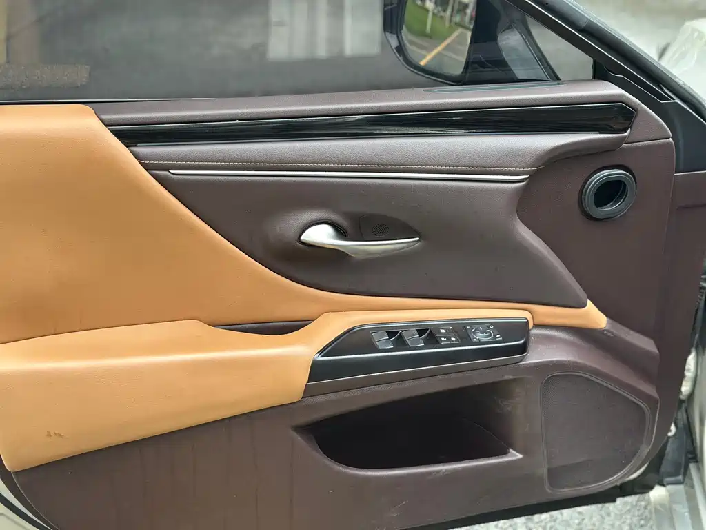 Lexus ES 2018 300h V