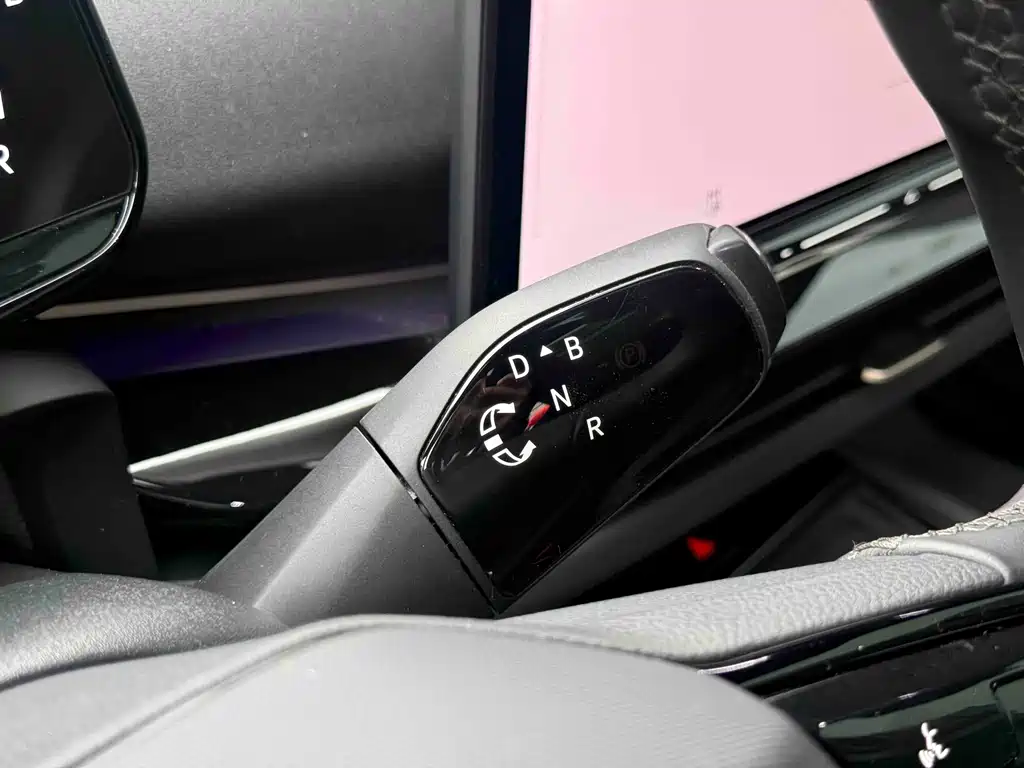 VOLKSWAGEN WITH THE CROWD 06