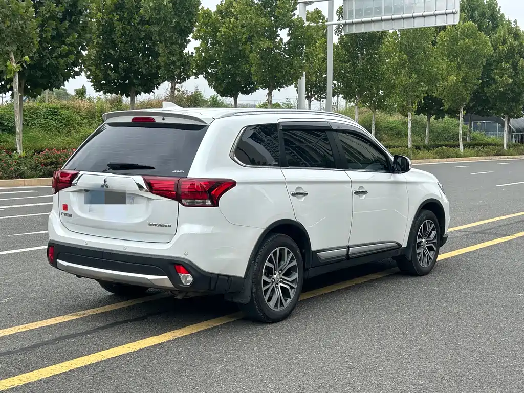 Mitsubishi Outlander — миниатюра 9