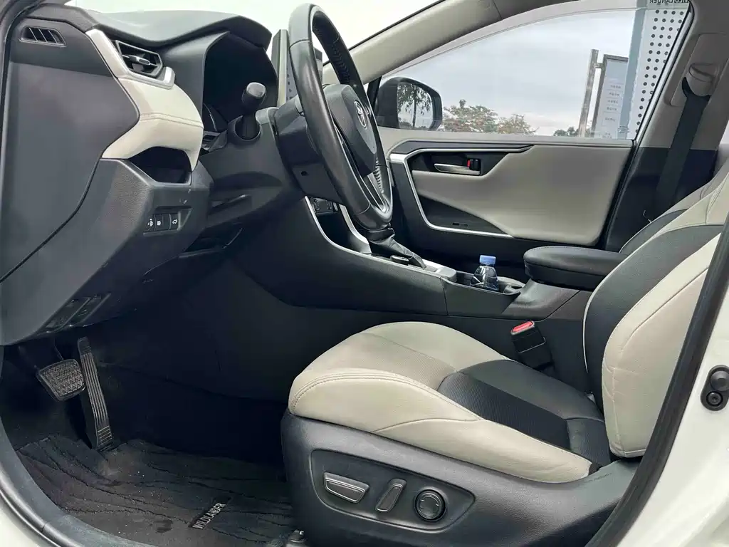 Toyota Wildlander 2.0L CVT 4WD Premium Edition, фото 2
