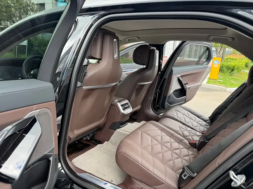 BMW i7 — миниатюра 11