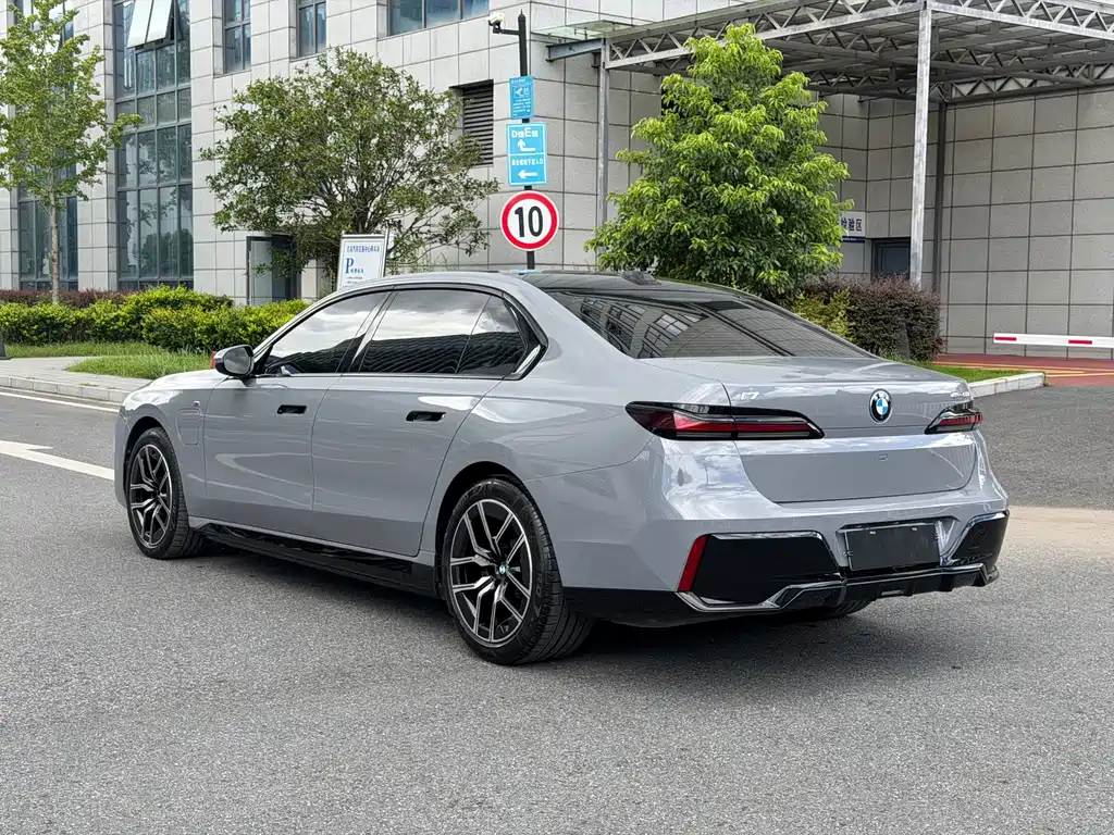 BMW i7 — миниатюра 4