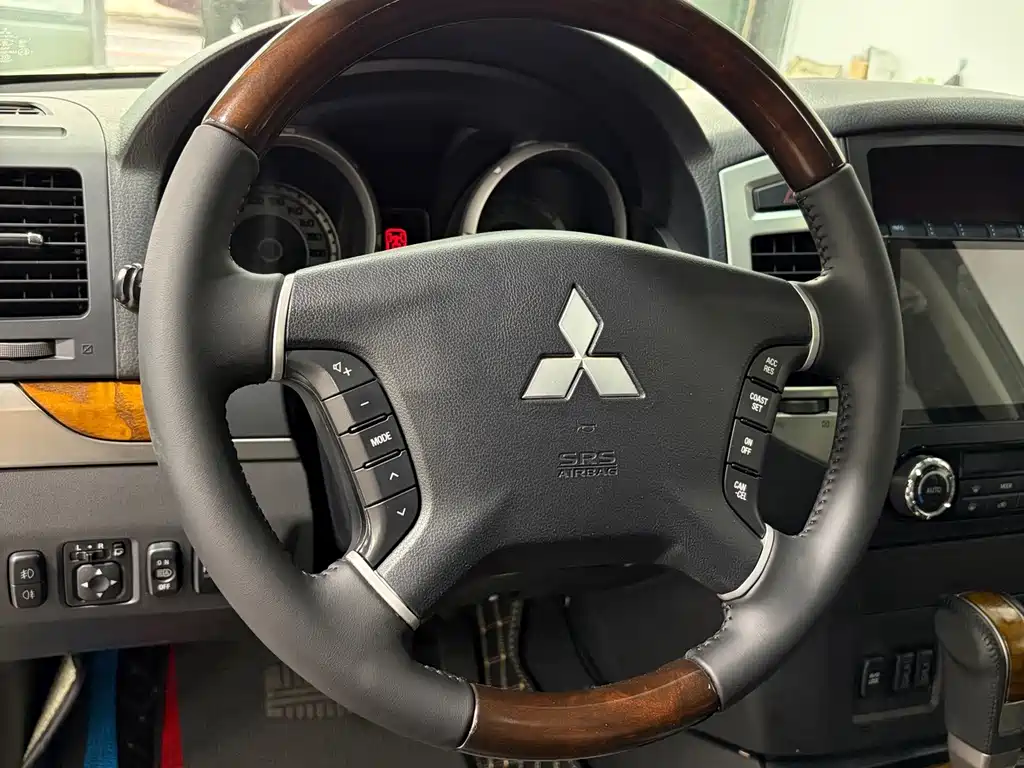 Mitsubishi Pajero (Import) — миниатюра 9
