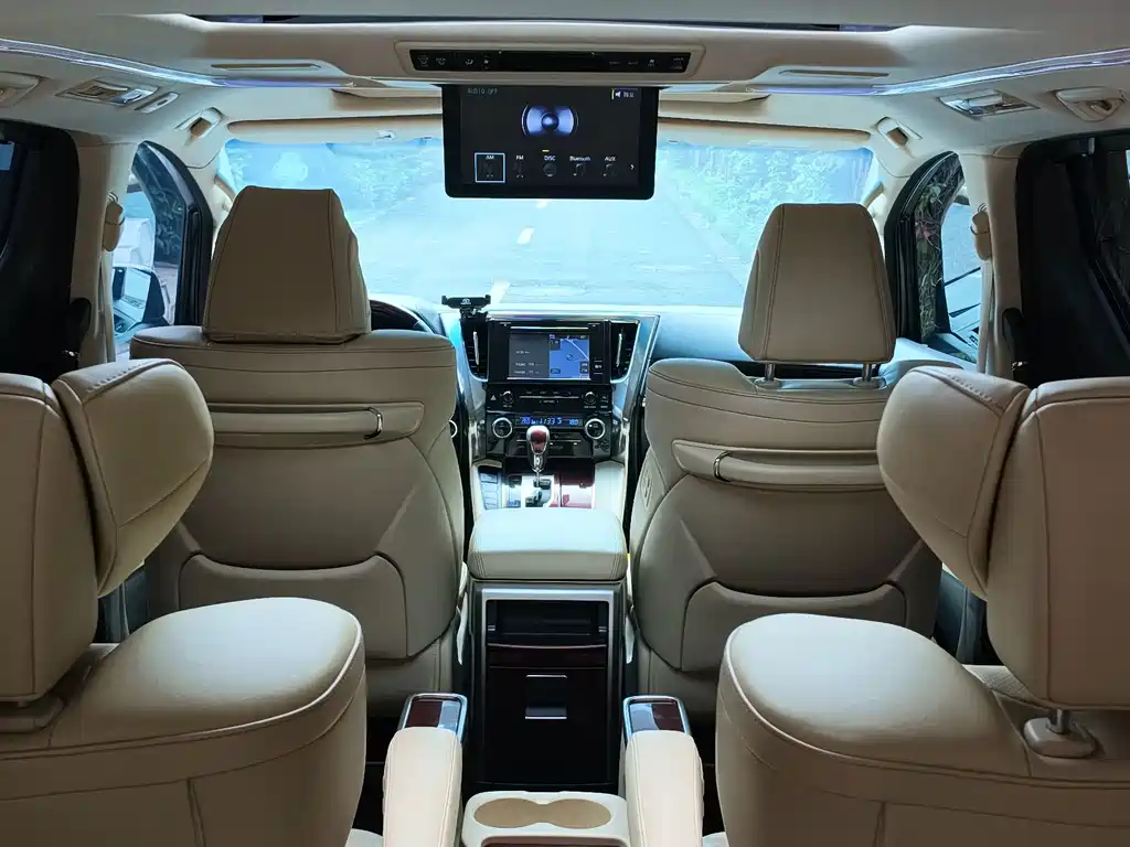 Toyota Alphard — миниатюра 7