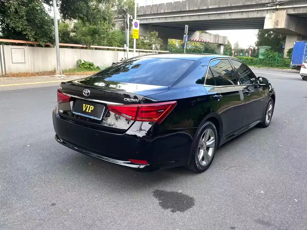 Toyota Crown — миниатюра 8