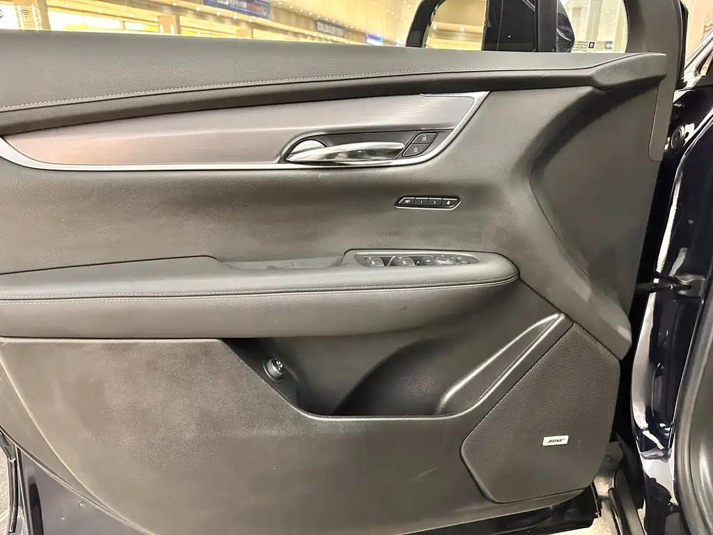 Cadillac XT6 2020 28T мест