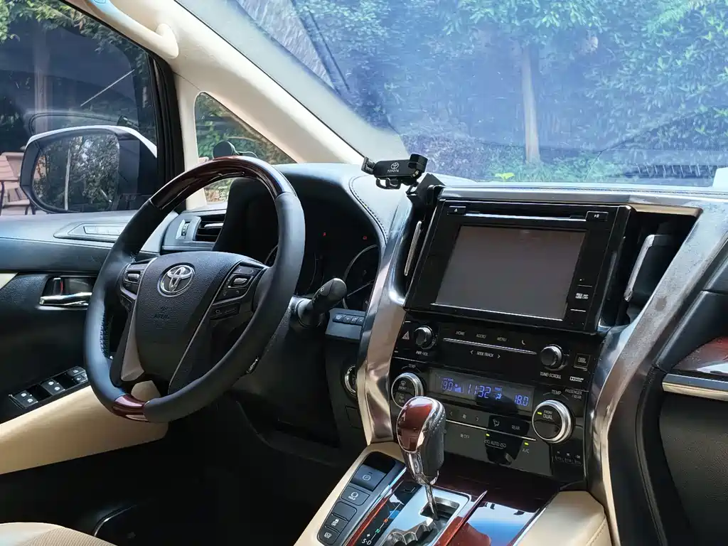 Toyota Alphard — миниатюра 5