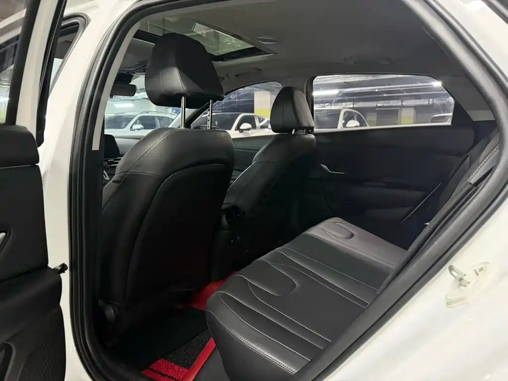 Hyundai Elantra — миниатюра 8