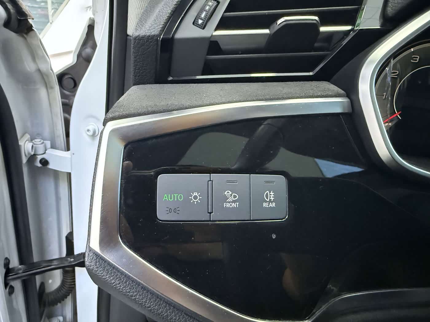 Audi Q3 1.4 л 2023 г. Белый, пробег 36000 км