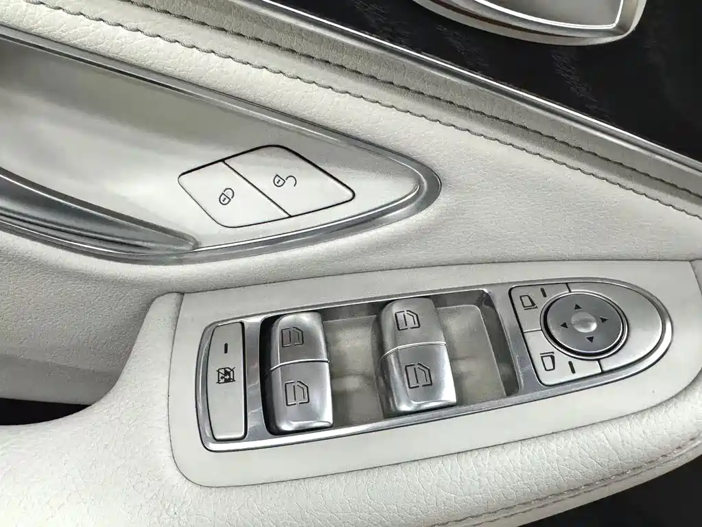 Mercedes-Benz C-Class — миниатюра 8