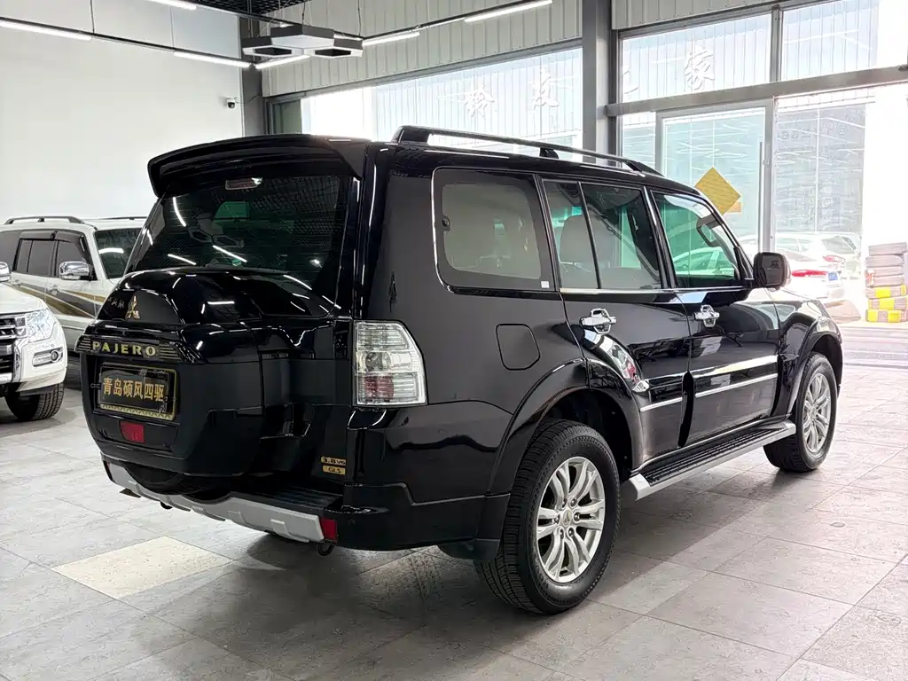 Mitsubishi Pajero (Import) — миниатюра 5