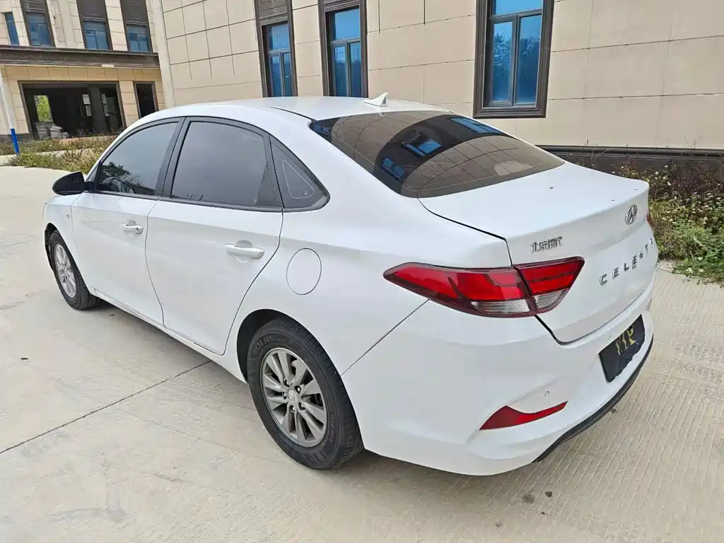 Hyundai Elantra — миниатюра 8