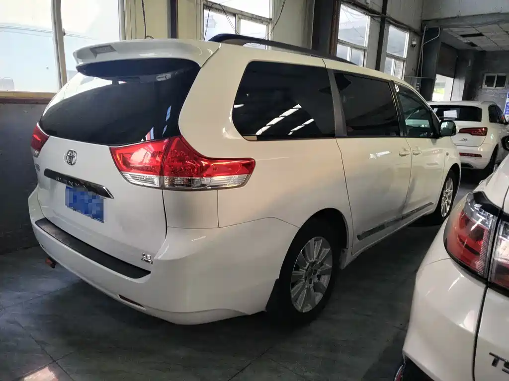 TOYOTA SIENNA